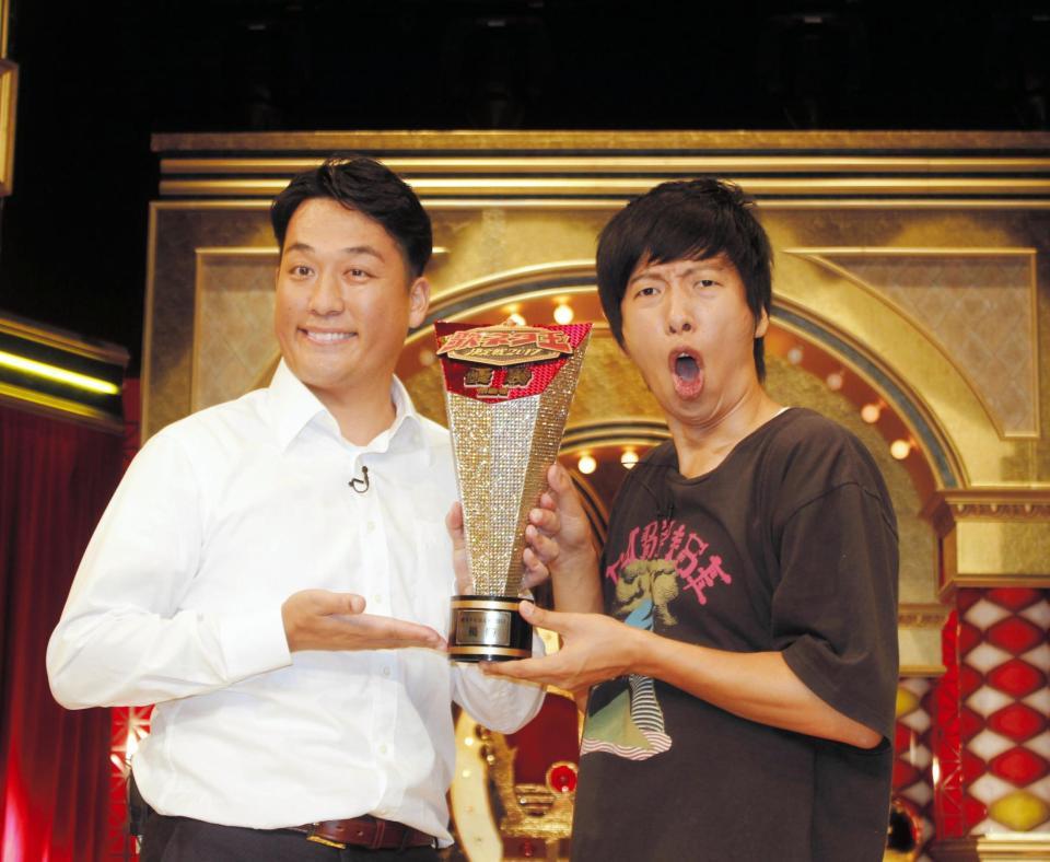 「歌ネタ王決定戦」で優勝した藤崎マーケットの田崎佑一（左）とトキ＝大阪・ＭＢＳ