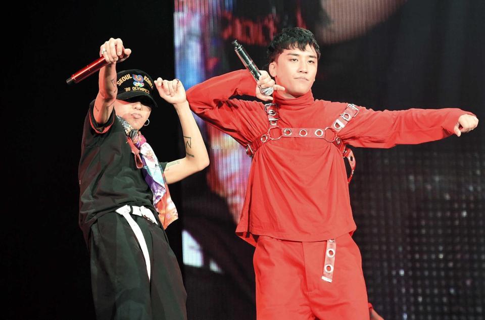 　サプライズゲストのＶ．Ｉ（右）とステージを盛り上げるＧ－ＤＲＡＧＯＮ＝東京ドーム（撮影・棚橋慶太）