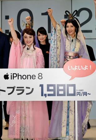 ｉＰｈｏｎｅ８の発売記念イベントに出席した（左から）川栄李奈、菜々緒＝東京・新宿