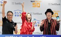 ｉＰｈｏｎｅ８発売セレモニーに登場した（左から）ソフトバンクの宮内謙社長、上戸彩、古田新太＝ソフトバンク銀座（撮影・堀内翔）
