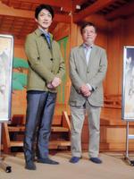 新作狂言「鮎」の制作発表会見に登場した野村萬斎（左）と池澤夏樹氏＝東京・国立能楽堂