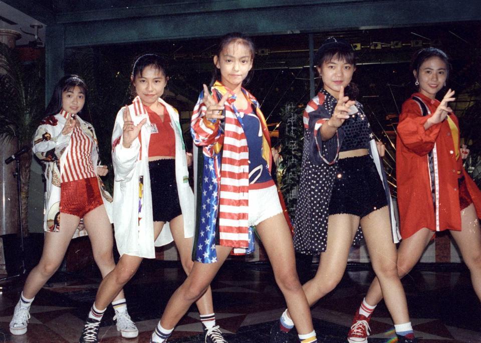 　デビュー発表会でポーズを決めるＳＵＰＥＲ　ＭＯＮＫＥＹ’Ｓ。中央が安室奈美恵。左端がＭＩＮＡこと天久美奈子、右端がＮＡＮＡこと沢詩奈々子＝９２年８月　