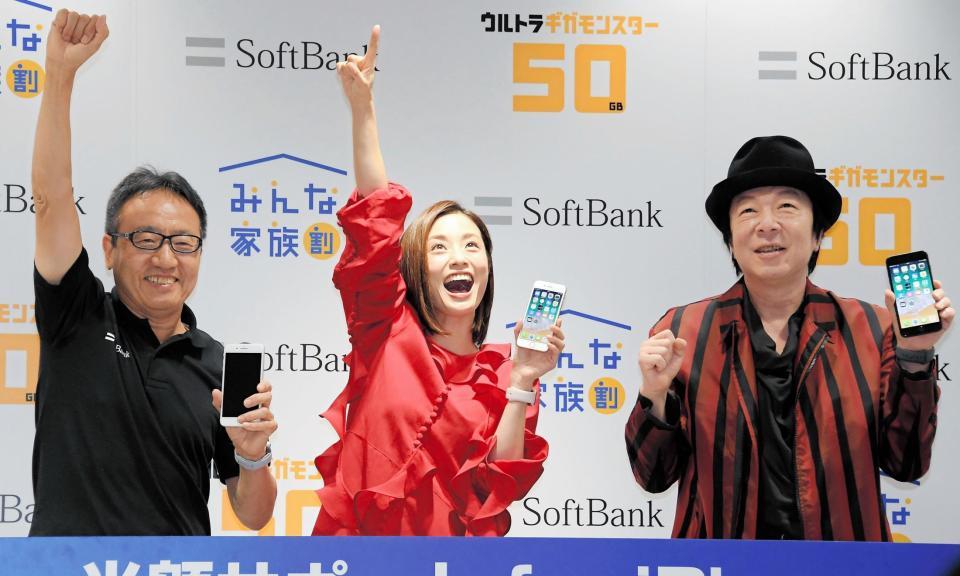 ｉＰｈｏｎｅ８発売セレモニーに登場した（左から）ソフトバンクの宮内謙社長、上戸彩、古田新太＝ソフトバンク銀座（撮影・堀内翔）