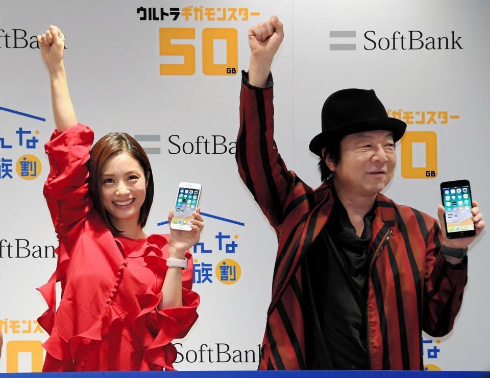 ｉＰｈｏｎｅ８発売セレモニーに登場した上戸彩と古田新太（右）＝ソフトバンク銀座（撮影・堀内翔）