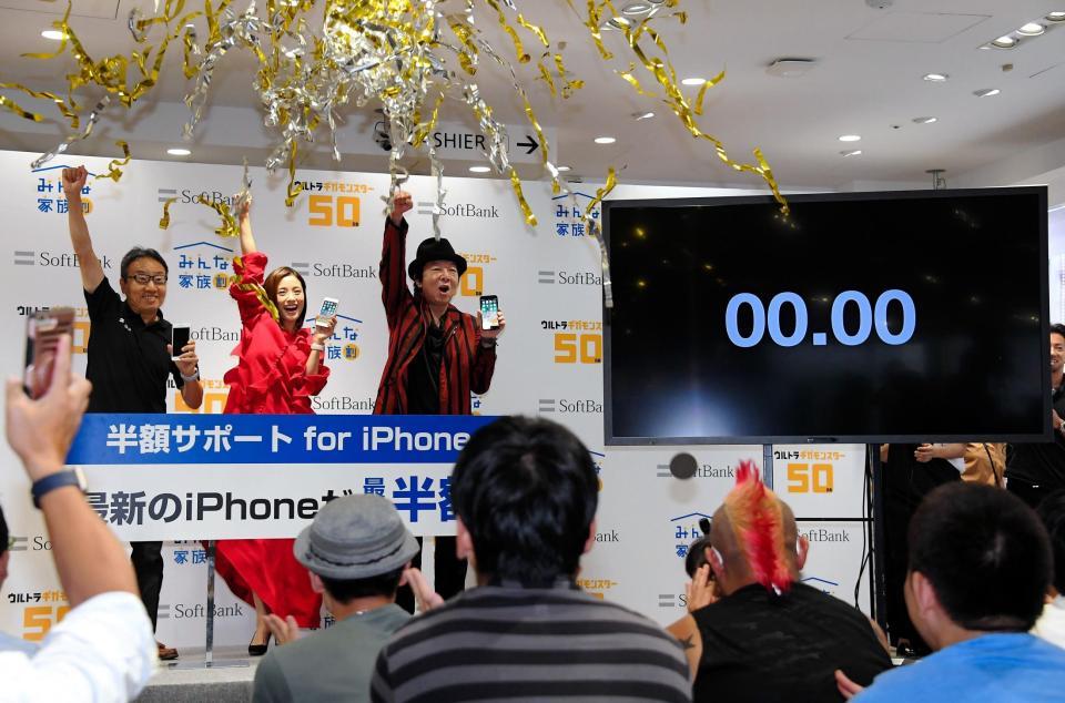 ｉＰｈｏｎｅ８発売時刻の午前８時に向けカウントダウンする（左端から）ソフトバンク宮内謙社長、上戸彩、古田新太＝ソフトバンク銀座（撮影・堀内翔）