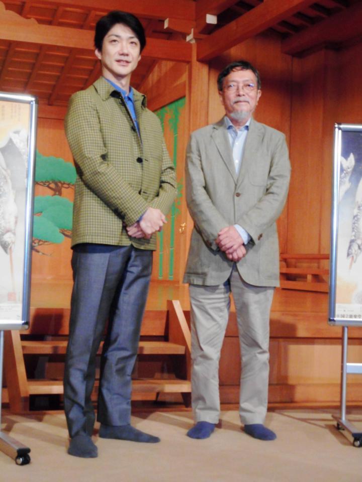 新作狂言「鮎」の制作発表会見に登場した野村萬斎（左）と池澤夏樹氏＝東京・国立能楽堂