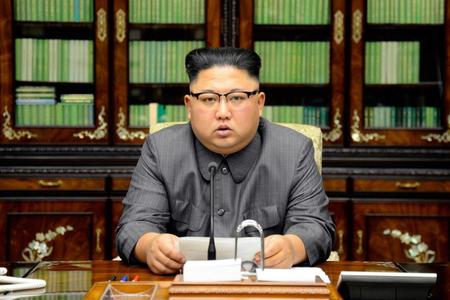 　声明を発表する金正恩氏。朝鮮中央通信が２２日配信（ロイター＝共同）