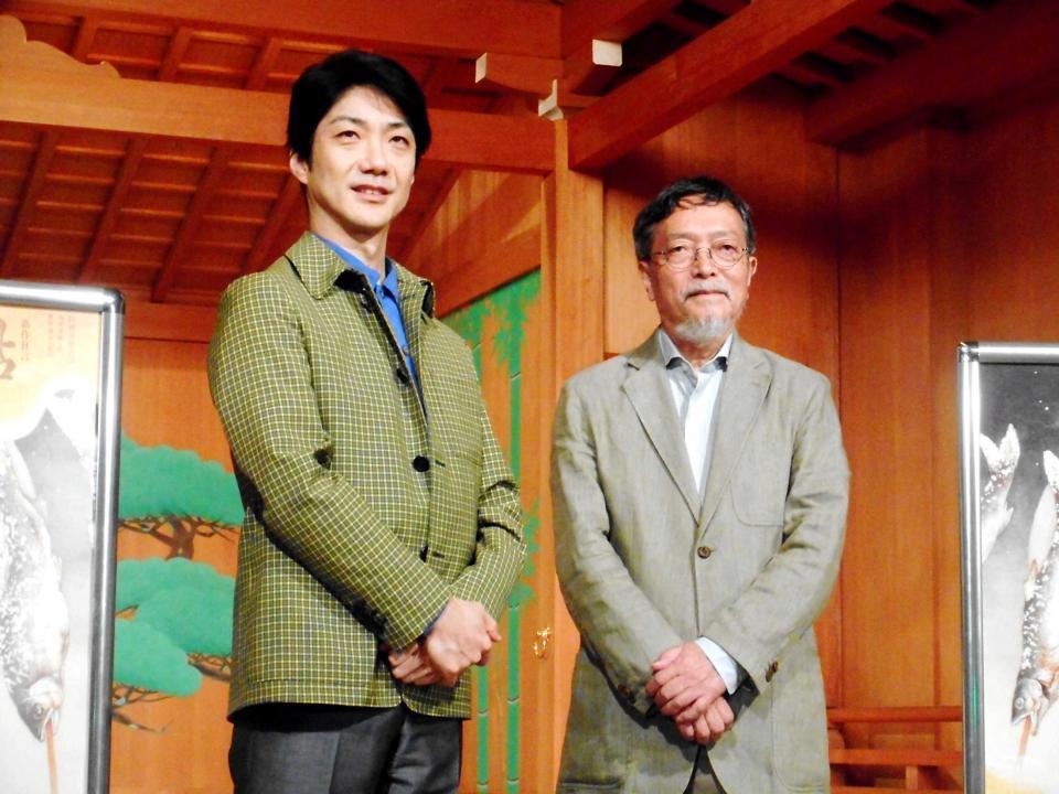 　新作狂言「鮎」の制作発表会見に登場した野村萬斎（左）と池澤夏樹氏＝東京・国立能楽堂