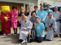 車イスに乗り登場。おとといまで入院していたことを明かした桂歌丸（前列左）＝東京・西新宿