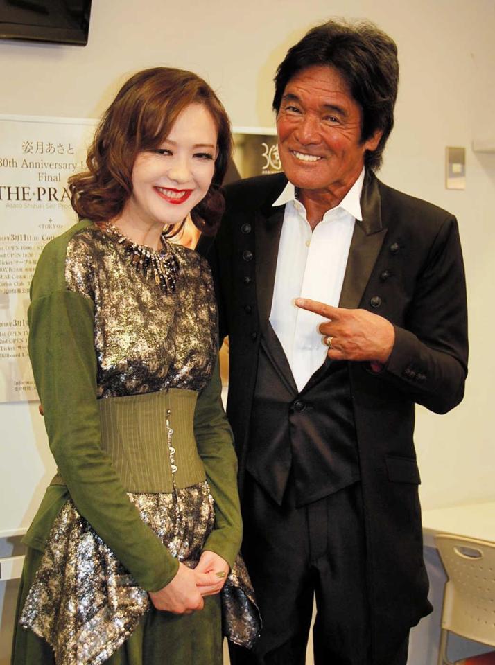 　安室奈美恵の引退発表について語ったデビュー３０周年の姿月あさと（左）とゲストで駆けつけた松崎しげる＝都内