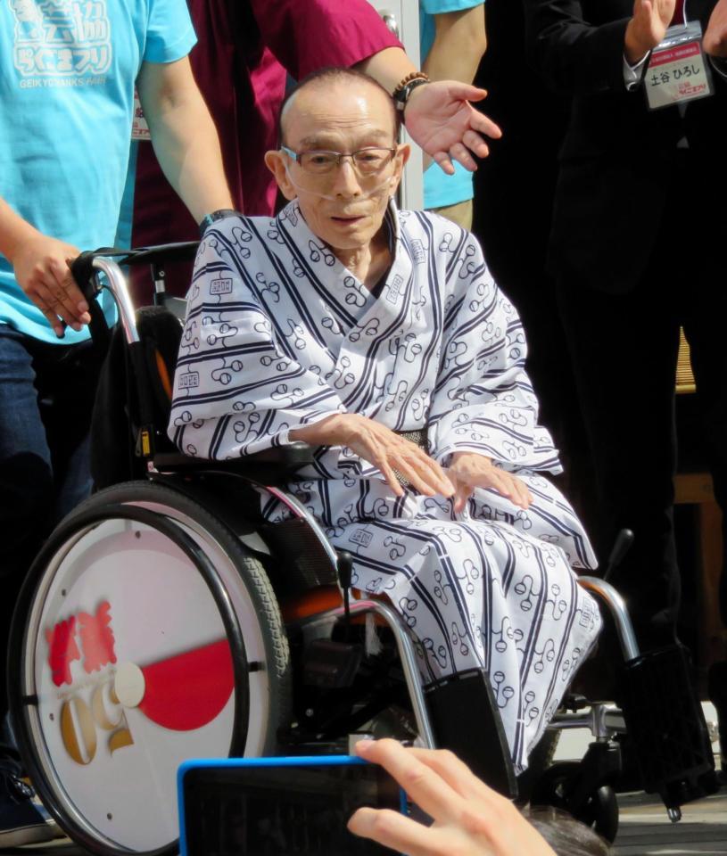 車イスに乗り登場。おとといまで入院していたことを明かした桂歌丸＝東京・西新宿