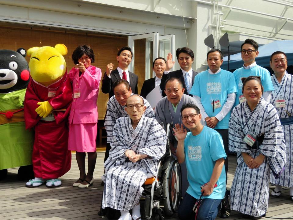 車イスに乗り登場。おとといまで入院していたことを明かした桂歌丸（前列左）＝東京・西新宿