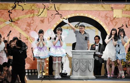 　優勝優勝が決定し、笑顔のｆａｉｒｙ　ｗ！ｎｋ。右は惜しくも敗れた、ふぅさえ・矢倉楓子（左）、村瀬紗英