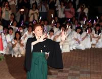 両手を振って車に乗り込む朝夏まなと＝宝塚市