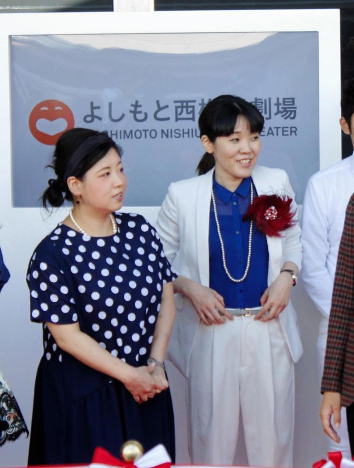 「よしもと西梅田劇場」の開場セレモニーに登場したアジアン・隅田美保（右）と馬場園梓＝大阪市北区