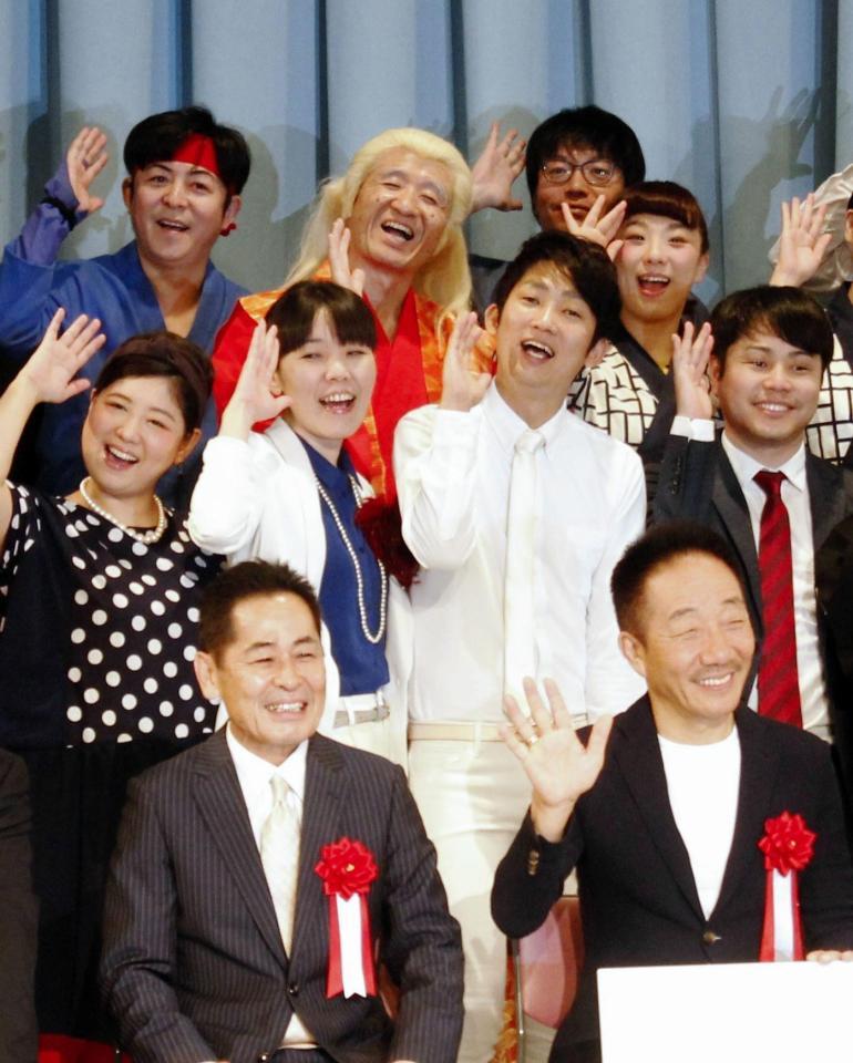 「よしもと西梅田劇場」の開場セレモニーに登場したアジアン・隅田美保（中列左から２人目）＝大阪市北区