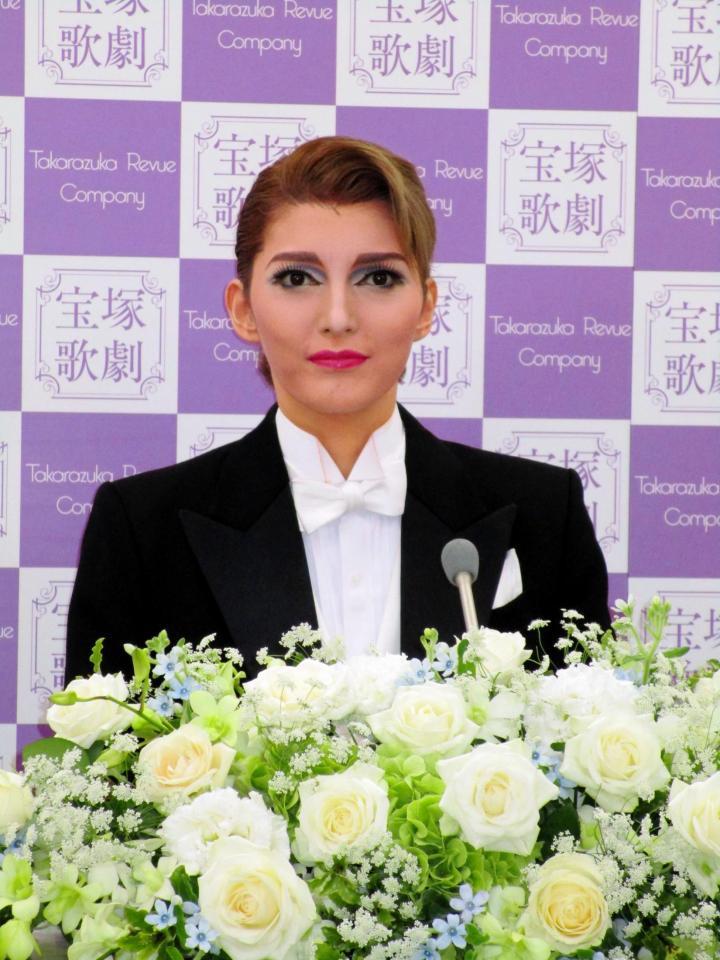 本拠地に別れをつげた宙組トップスター朝夏まなと＝宝塚大劇場