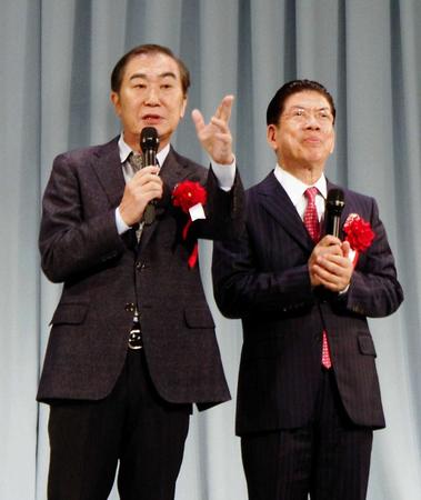 　「よしもと西梅田劇場」の開場式典であいさつした桂文枝（左）と西川きよし＝大阪・梅田