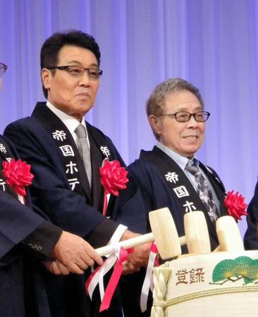 歌手を代表して鏡割りを行う五木ひろし（左）と北島三郎＝東京・帝国ホテル 