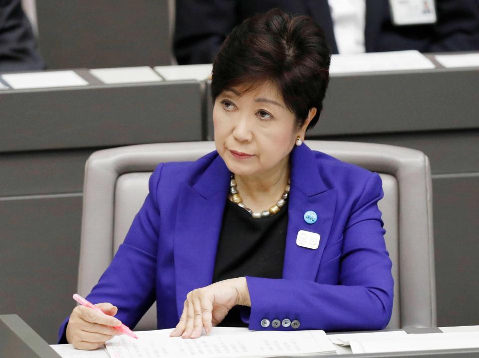 　東京都議会の代表質問に耳を傾ける小池百合子東京都知事