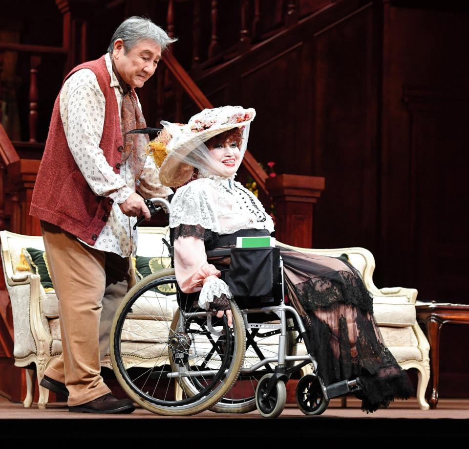 車いすで舞台に立つ黒柳徹子（左は共演の鶴田忍）＝東京都港区のＥＸシアター六本木（撮影・出月俊成）