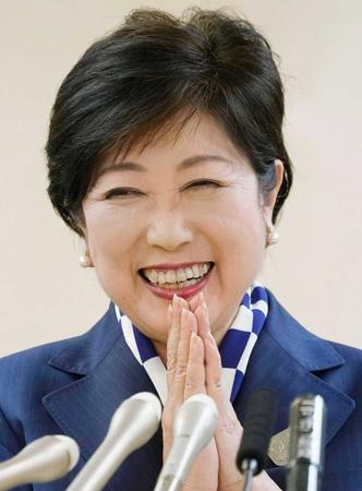 　笑顔で記者会見する希望の党代表の小池都知事＝東京都庁