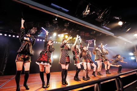 卒業公演を行ったＡＫＢ４８の木崎ゆりあ（中央）＝東京・秋葉原のＡＫＢ48劇場