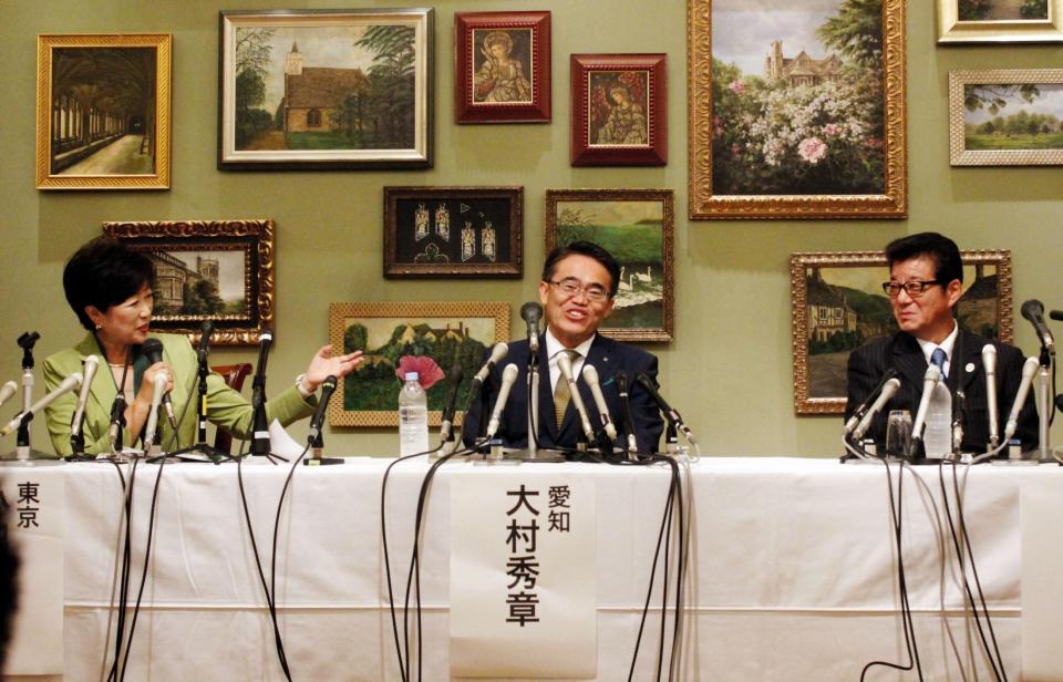 　３知事会談後に会見した（左から）小池百合子東京都知事、大村秀章愛知県知事、松井一郎大阪府知事＝大阪市内