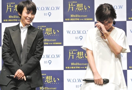 中谷美紀（左）からの告白に照れ笑いの国仲涼子＝東京・有楽町