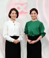 フジテレビ新ニュース番組会見前に笑顔で写真に納まる椿原慶子（左）と松村未央＝東京都港区・フジテレビ本社（撮影・中田匡峻）