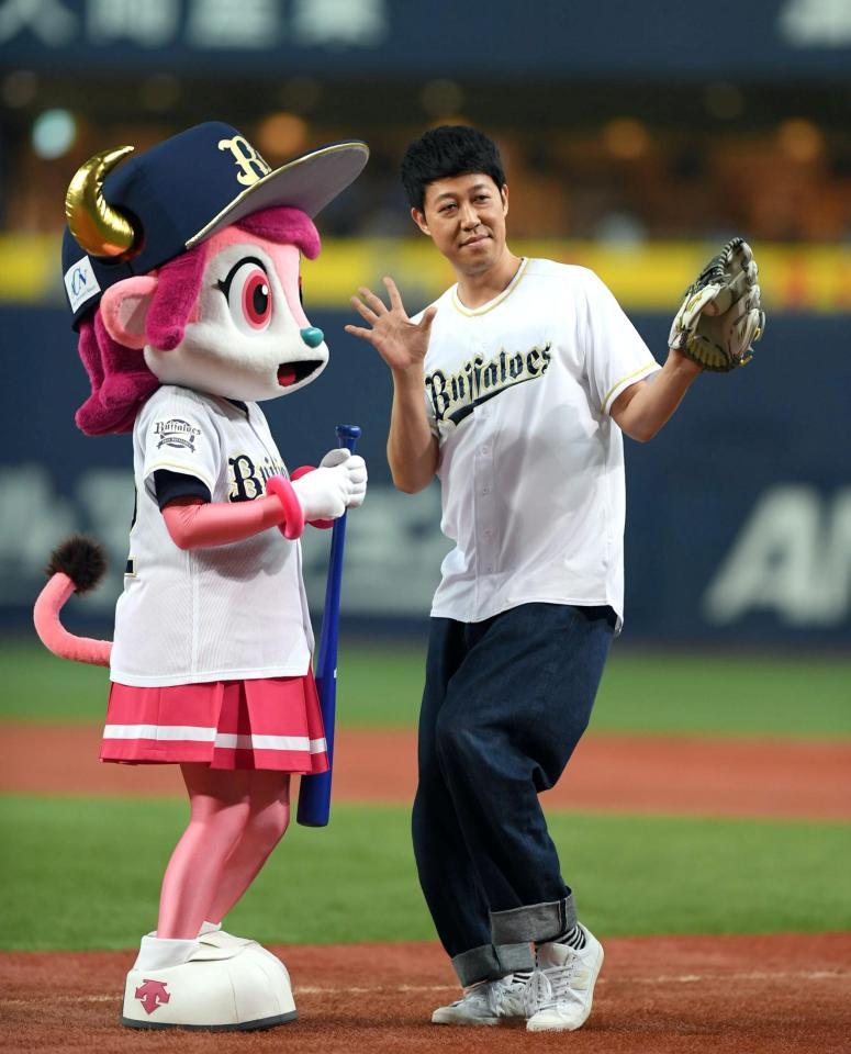 試合前に始球式をしポーズを決める小籔千豊＝京セラドーム（撮影・山口登）