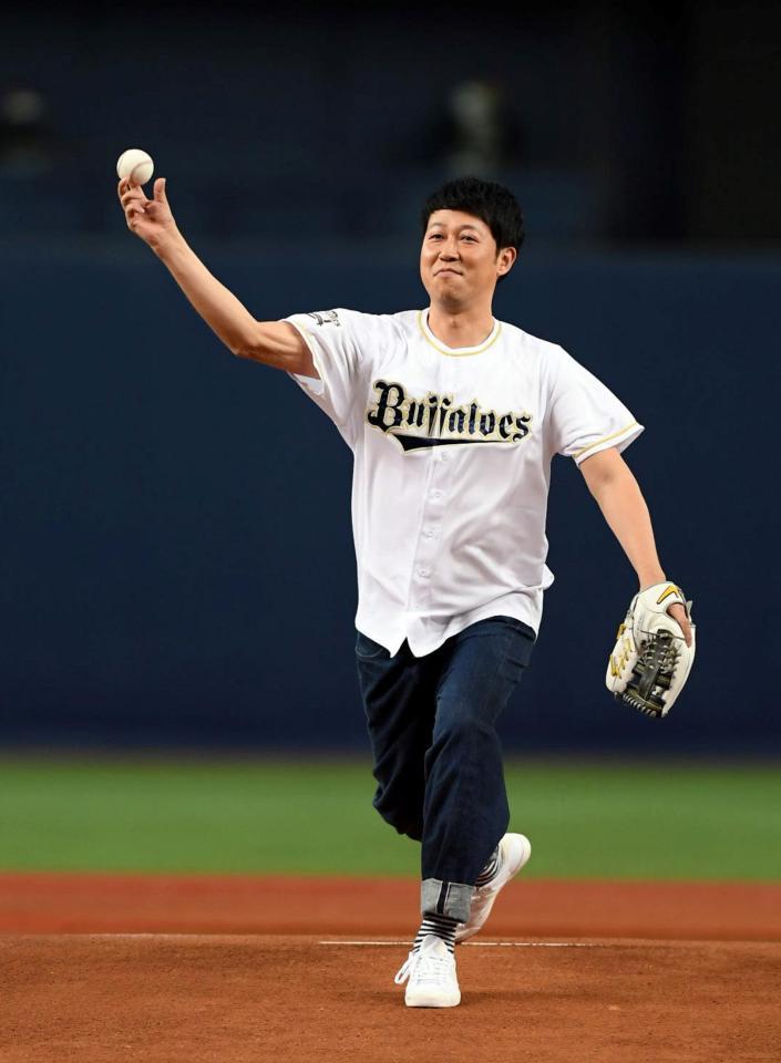 試合前に始球式をする小籔千豊＝京セラドーム（撮影・山口登）