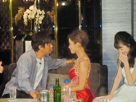 来店したパンサー・尾形貴弘（左）から迫られる？夏菜（中央。右は岡本夏美）＝東京・六本木