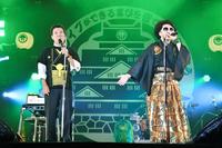 レキシ（右）のステージに松井一郎大阪府知事がサプライズで登場した＝大阪城・西の丸庭園