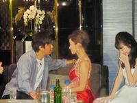 来店したパンサー・尾形貴弘（左）から迫られる？夏菜（中央。右は岡本夏美）＝東京・六本木