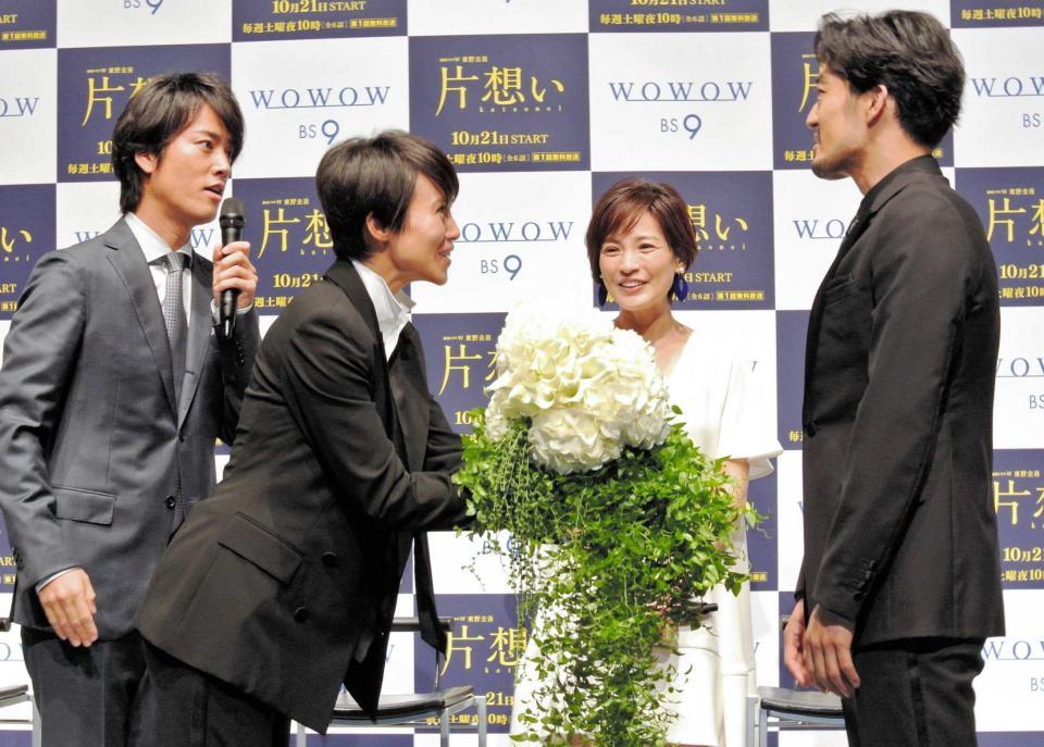 　誕生日の大谷亮平（右）を花束でお祝いした（左から）桐谷健太、中谷美紀、国仲涼子＝東京・有楽町