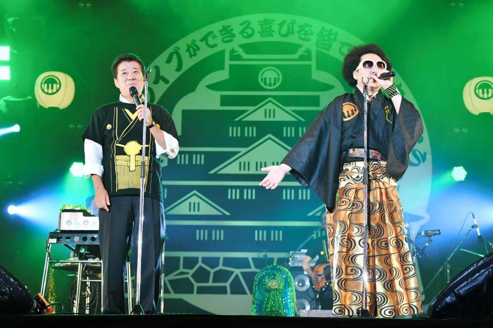 レキシ（右）のステージに松井一郎大阪府知事がサプライズで登場した＝大阪城・西の丸庭園