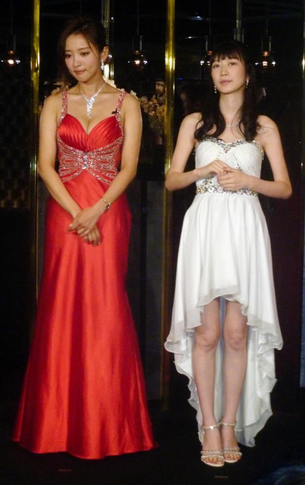 「ハケンのキャバ嬢・彩華」制作発表に参加した夏菜（左）と岡本夏美＝東京・六本木