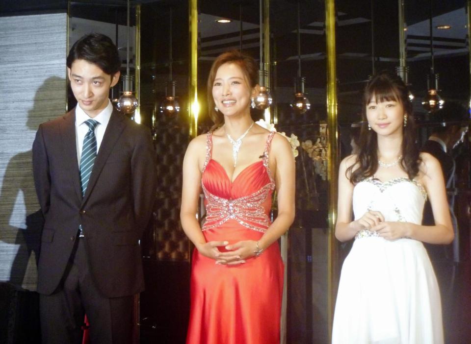 「ハケンのキャバ嬢・彩華」制作発表に参加した（左から）上杉柊平、夏菜、岡本夏美＝東京・六本木