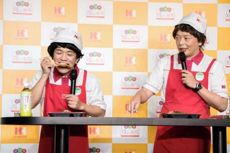 “オカン”コスプレで大好物のアジフライにかぶりつく中川家の剛（左）とツッコむ礼二＝都内