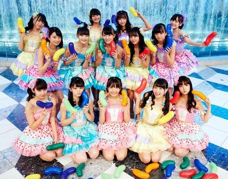 新曲タイトルに絡めジェリービーンズ型の風船を持つ、ふわふわ＝東京・池袋