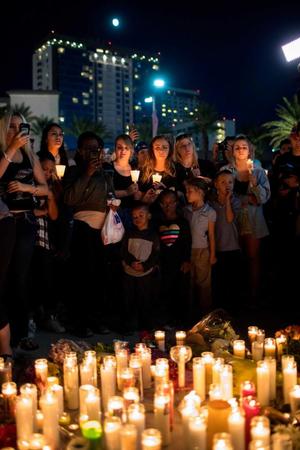 　米ラスベガスで銃乱射事件の犠牲者を悼み、ともされたキャンドル（ゲッティ＝共同）