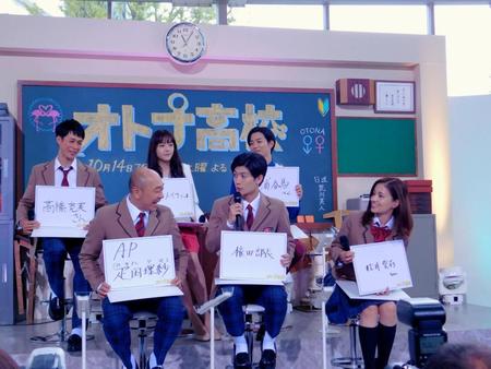 教室風のセットでトークを繰り広げた（前列左から）高橋克実、三浦春馬、黒木メイサ、（後列左から）夕輝壽太、松井愛莉、竜星涼＝東京・六本木のテレビ朝日