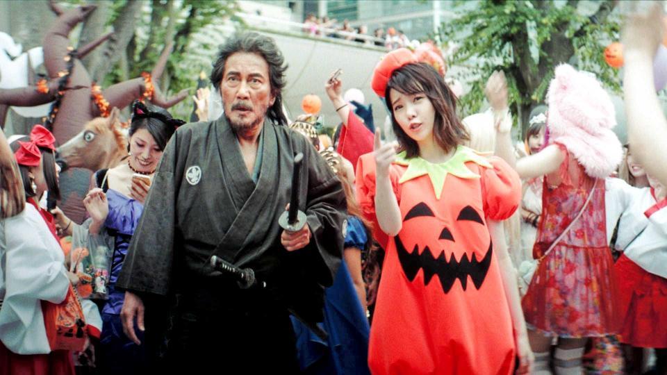 　ハロウィンでにぎわう街に繰り出した役所広司（左）と島崎遥香