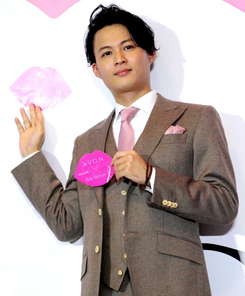 　乳がん検診の啓発イベントで写真撮影に応じる靴職人の花田優一氏＝都内