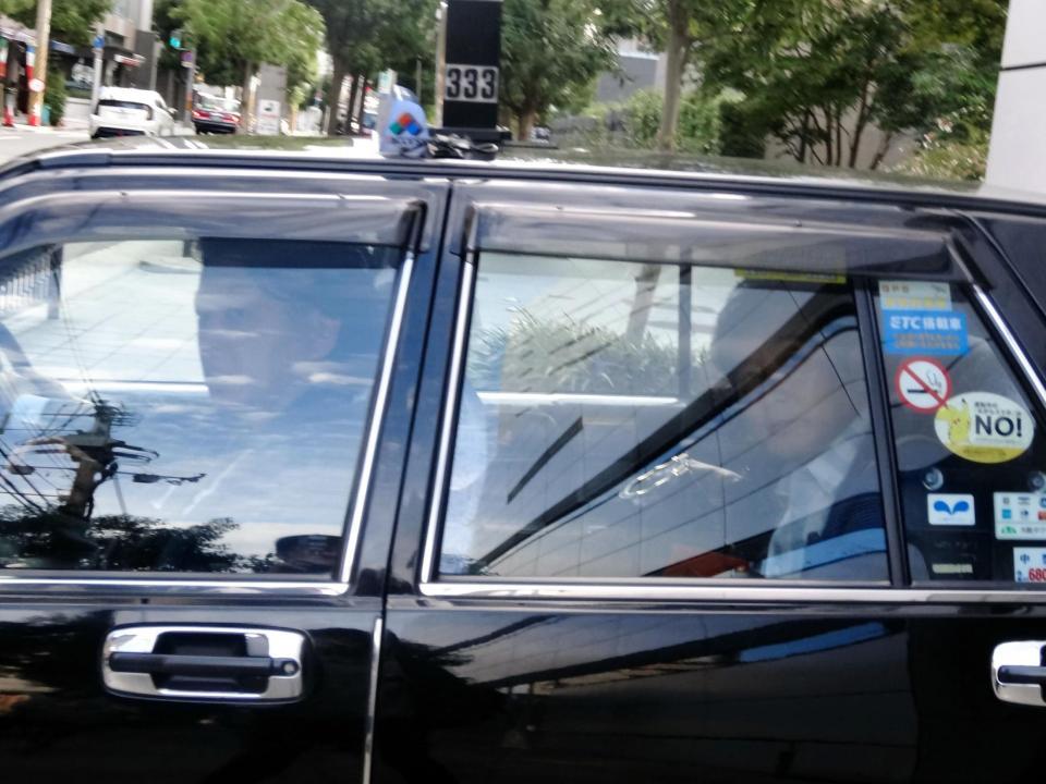 生放送を終え局を後にする石田純一（右）＝朝日放送