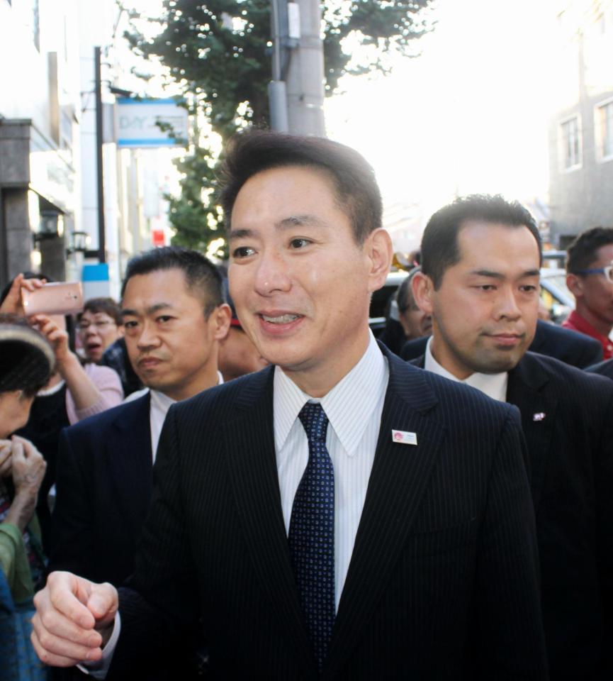 野党混乱の中、地元での街頭演説後に商店街練り歩いた民進党・前原誠司代表＝京都市伏見区