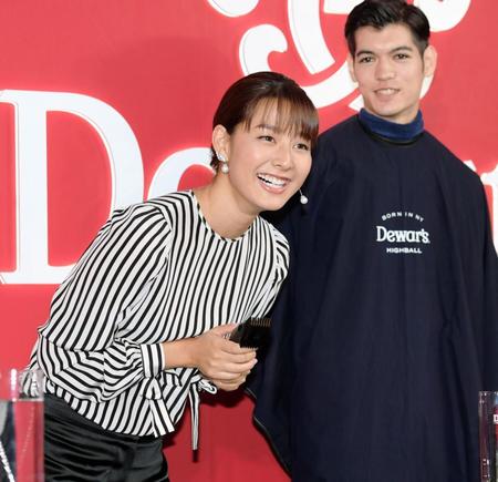 モデルの頭にバリカンを入れ、笑顔のすみれ＝東京・渋谷ＭＯＤＩ（撮影・金田祐二）