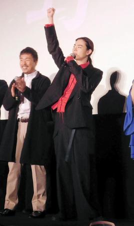 リングインするように登場しガッツポーズを見せた菅田将暉（右）と拍手を送るヤン・イクチュン＝東京・丸の内ピカデリー