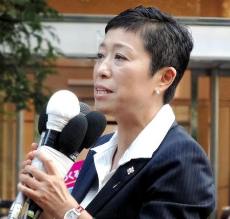 街頭演説を行う辻元清美氏＝大阪市内